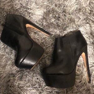 hardly worn no scratches or scuffs